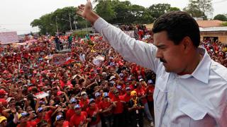 Nicolas Maduro bir mitingde konuşurken